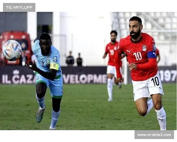 萨拉赫场边吃菠萝神态轻松 未入大名单无忧虑