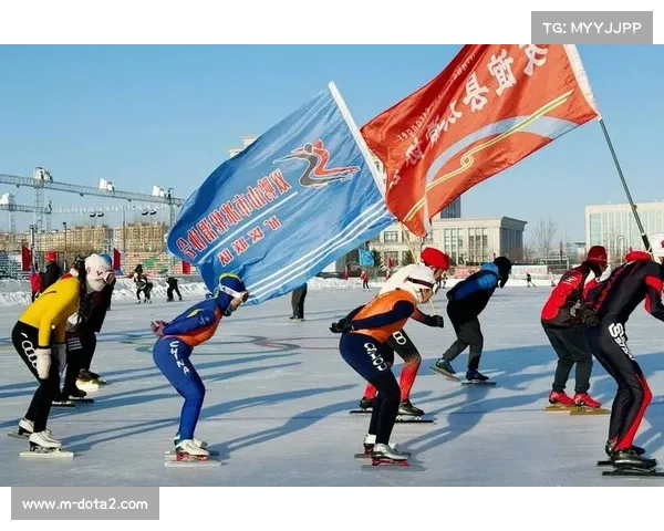长春雪地球赛场小将压低重心滑行传射,挡板围合赛制兼顾安全与竞技性